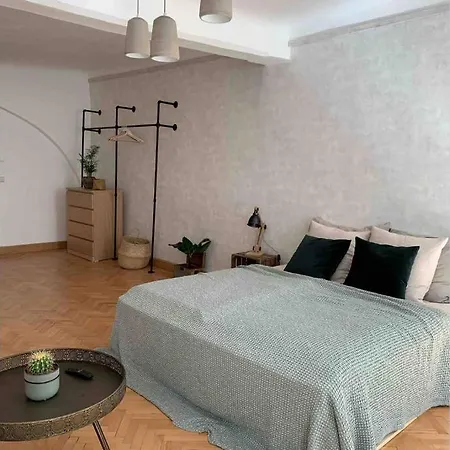 Boutique Rise-up • Center • Historical • Modern Apartment